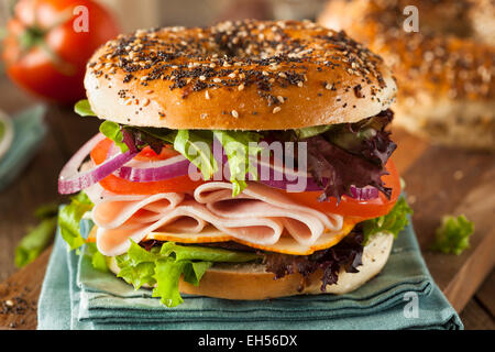 Una sana Sandwich di tacchino su un bagel con lattuga e pomodoro Foto Stock