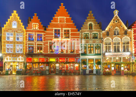 Natale decorato e illuminato vecchio Markt piazza nel centro di Bruges, Belgio Foto Stock