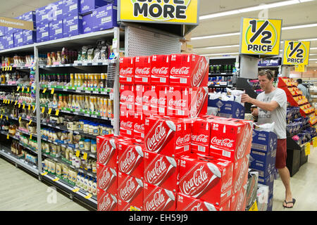 Coca Cola rosso scatole di bevande interno di un negozio australiano woolworths supermercato a mona vale, sydney, australia Foto Stock