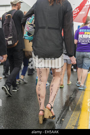 Christchurch, Nuova Zelanda. 7 Mar, 2015. Diverse migliaia di persone alla marcia di protesta il Trans-Pacific proposto accordo di partenariato, un patto in corso di negoziato in segreto tra 12 asiatici e del Pacifico-rim paesi tra cui gli Stati Uniti. Le proteste si sono tenute in tutta la Nuova Zelanda. Gli avversari di dire l'accordo influirà negativamente sull'ambiente, sanità, dei lavoratori e dei consumatori e la mano a società di diritto straniero il potere di citare in giudizio i governi se le leggi influenzano i profitti aziendali. Credito: PJ Heller/ZUMA filo/Alamy Live News Foto Stock