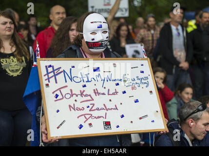 Christchurch, Nuova Zelanda. 7 Mar, 2015. Diverse migliaia di persone alla marcia di protesta il Trans-Pacific proposto accordo di partenariato, un patto in corso di negoziato in segreto tra 12 asiatici e del Pacifico-rim paesi tra cui gli Stati Uniti. Le proteste si sono tenute in tutta la Nuova Zelanda. Gli avversari di dire l'accordo influirà negativamente sull'ambiente, sanità, dei lavoratori e dei consumatori e la mano a società di diritto straniero il potere di citare in giudizio i governi se le leggi influenzano i profitti aziendali. Credito: PJ Heller/ZUMA filo/Alamy Live News Foto Stock