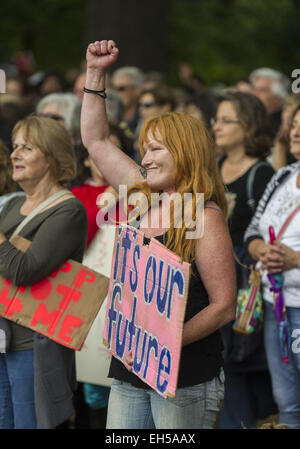 Christchurch, Nuova Zelanda. 7 Mar, 2015. Diverse migliaia di persone alla marcia di protesta il Trans-Pacific proposto accordo di partenariato, un patto in corso di negoziato in segreto tra 12 asiatici e del Pacifico-rim paesi tra cui gli Stati Uniti. Le proteste si sono tenute in tutta la Nuova Zelanda. Gli avversari di dire l'accordo influirà negativamente sull'ambiente, sanità, dei lavoratori e dei consumatori e la mano a società di diritto straniero il potere di citare in giudizio i governi se le leggi influenzano i profitti aziendali. Credito: PJ Heller/ZUMA filo/Alamy Live News Foto Stock