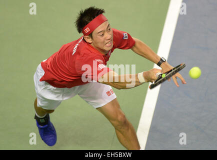 Vancouver, Canada. 6 Mar, 2015. Il Giappone Kei Nishikori restituisce una sfera contro del Canada Vasek Pospisil durante il loro match di Davis Cup torneo di tennis a Vancouver in Canada, 6 marzo 2015. Nishikori ha vinto 3-0. Credito: Sergei Bachlakov/Xinhua/Alamy Live News Foto Stock