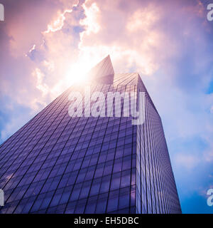 Ufficio moderno edificio (grattacielo) in presenza di luce solare. Tonica immagine. Foto Stock