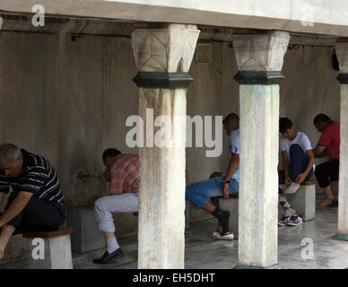 Istanbul, Turchia uomini rendendo l assoluzione il lavaggio Foto Stock