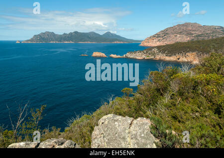 Carp Bay da Cape Tourville, Freycinet NP, Tasmania, Australia Foto Stock