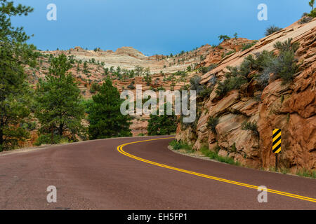 Strada panoramica attraverso il parco nazionale di Zion.Utah Foto Stock