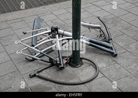 I resti di una bicicletta con tutte le parti removibili mancante bloccato ad un posto a Bruxelles, in Belgio. Foto Stock