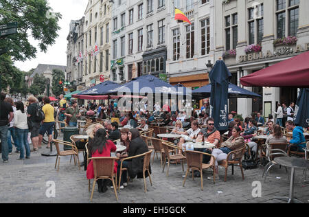 Cafe cultura sulla Rue du Marché aux Herbes a Bruxelles, in Belgio. Foto Stock