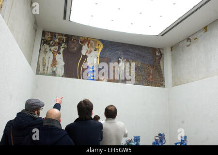 Vienna, Austria. 6 Mar, 2015. Visitatori Visualizza il fregio di Beethoven alla secessione Viennese Building a Vienna, in Austria, 6 marzo 2015. Uno di Austria le più preziose opere d'arte, Gustav Klimt del fregio di Beethoven, sembra destinato a rimanere nel paese per ora dopo un panel di esperti venerdì ha respinto la restituzione precedenti dai discendenti del suo ex ebrei proprietari. © Qian Yi/Xinhua/Alamy Live News Foto Stock