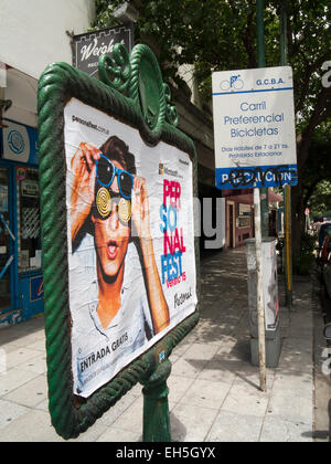 Argentina Buenos Aires Almagro, Avenida Rivadiva, stile parigino pubblicità stradale Foto Stock