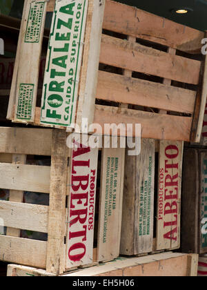 Argentina Buenos Aires Almagro, Avenida Rivadiva, in legno Scatole di frutta al di fuori del negozio di generi alimentari Foto Stock