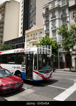 Argentina Buenos Aires Almagro, Avenida Rivadiva, bus e auto al bivio Foto Stock