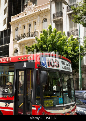 Argentina Buenos Aires Almagro, Avenida Rivadiva, bus locale al nodo stradale Foto Stock