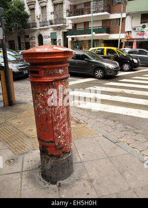 Argentina Buenos Aires Almagro, Avenida Rivadiva, rosso postale casella montante allo svincolo Foto Stock