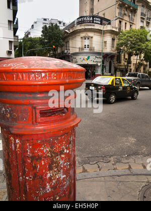 Argentina Buenos Aires Almagro, Avenida Rivadiva, rosso pilastro postale box al bivio Foto Stock