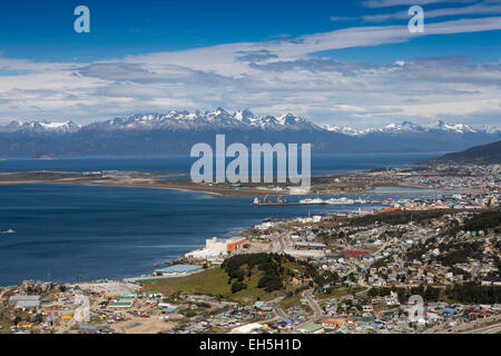 Argentina, Tierra del Fuego, Ushuaia, vista in elevazione, con montagne cileno Foto Stock