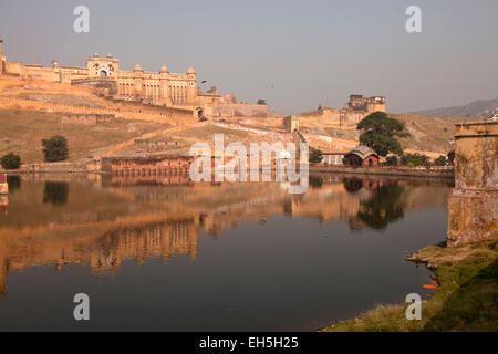 Amer Palace o Forte Amber e il Lago Maota, Jaipur, Rajasthan, India, Asia Foto Stock