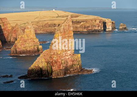 Le pile di Duncansby e testa Duncansby, vicino a John O'Semole, Caithness in Scozia, Regno Unito Foto Stock