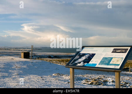 Informazioni segno a Duncansby Head, vicino a John O'Semole, Caithness in Scozia, Regno Unito guardando verso Dunnet in testa la distanza. Foto Stock