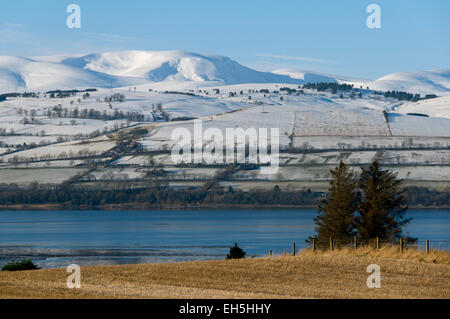 Ben Wyvis (1046m) in inverno, oltre il Cromarty Firth, Inverness-shire, Scotland, Regno Unito Foto Stock