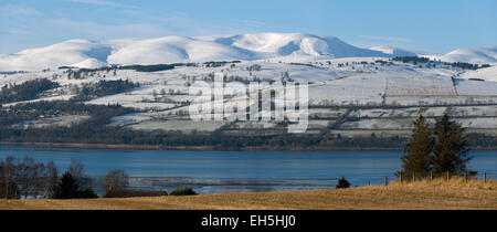 Ben Wyvis (1046m) in inverno, oltre il Cromarty Firth, Inverness-shire, Scotland, Regno Unito Foto Stock