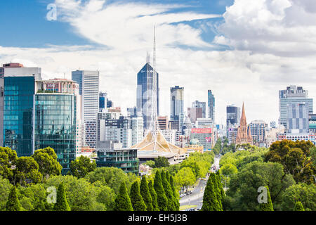 La vista dal Santuario di ricordo verso il CBD di Melbourne e in una calda giornata estiva Foto Stock