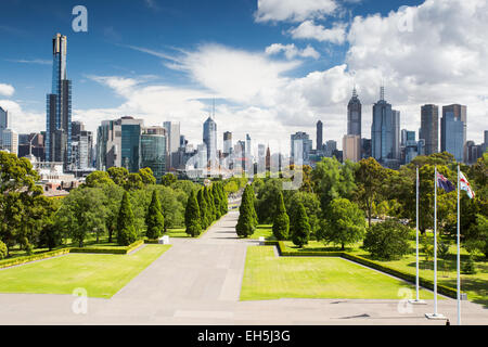 La vista dal Santuario di ricordo verso il CBD di Melbourne e in una calda giornata estiva Foto Stock