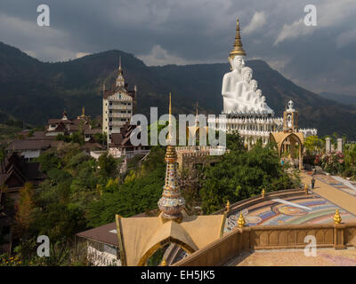 Statue di Buddha a Wat Pha Kaew son in Petchabun, Thailandia Foto Stock