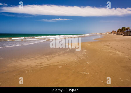 Vista della bella spiaggia di mancora, Perù Foto Stock