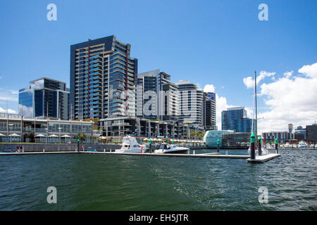 New Quay Promenade in una calda giornata estiva a Melbourne, Victoria, Australia Foto Stock