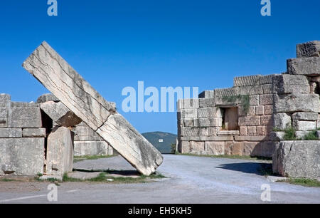 Rovine del gate di Arcadia attraverso la parete della antica Messini, attraverso il quale la strada a nord corre ancora oggi Foto Stock