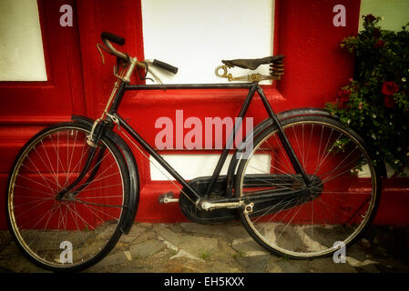 Vecchia bicicletta al negozio di fronte. Knightstown,Valentia isola,Repubblica di Irlanda Foto Stock