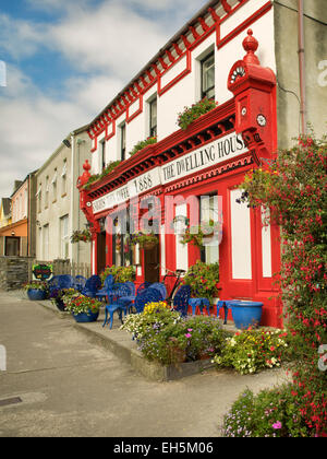 Coffee House/pub, con fiori fuchia. Knightstown,Valentia isola,Repubblica di Irlanda Foto Stock
