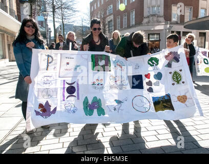 Exeter Devon, Regno Unito. Il 7 marzo 2015. Le donne in attesa di un patchwork banner durante il cammino per la pace attraverso la città di Exeter per celebrare la Giornata internazionale della donna dell'7 marzo 2015 in Exeter Devon, UK Credit: Clive Chilvers/Alamy Live News Foto Stock