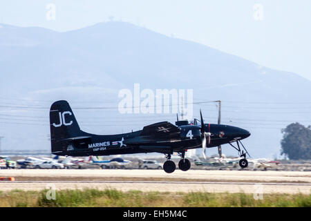 Un Grumman F7F Tigercat al 2011 Ali sopra Camarillo Air Show in Camarillo California Foto Stock