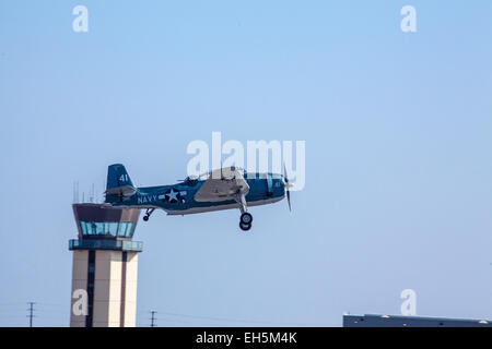 Un Grumman TBF Avenger al 2011 Ali sopra Camarillo Air Show in Camarillo California Foto Stock