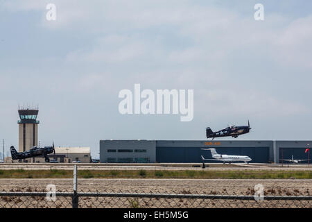 Grumman F4F E F6F aeroplani decollare al 2011 Ali sopra Camarillo Air Show in Camarillo California Foto Stock