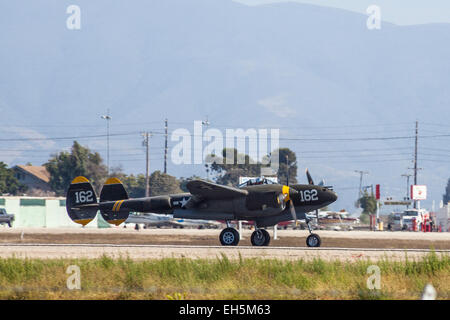 Un Lockheed P-38 fulmine al 2011 Ali sopra Camarillo Air Show Foto Stock