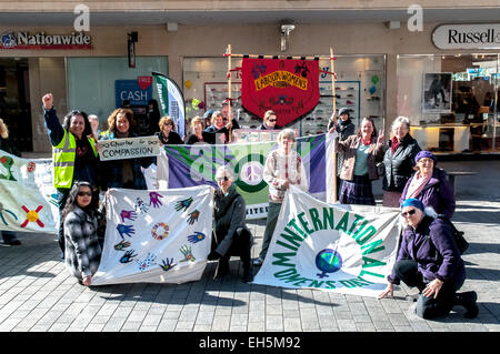 Exeter Devon, Regno Unito. Il 7 marzo 2015. Exeter donne azienda banner durante il cammino per la pace attraverso la città di Exeter per celebrare la Giornata internazionale della donna dell'7 marzo 2015 in Exeter Devon, UK Credit: Clive Chilvers/Alamy Live News Foto Stock