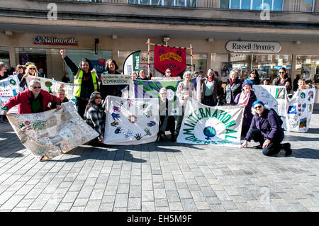 Exeter Devon, Regno Unito. Il 7 marzo 2015. Devon slegato donne azienda banner durante il cammino per la pace attraverso la città di Exeter per celebrare la Giornata internazionale della donna dell'7 marzo 2015 in Exeter Devon, UK Credit: Clive Chilvers/Alamy Live News Foto Stock