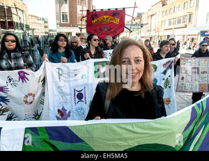 Exeter Devon, Regno Unito. Il 7 marzo 2015. Devon Regno donne passeggiate attraverso Exeter durante il cammino per la pace attraverso la città di Exeter per celebrare la Giornata internazionale della donna dell'7 marzo 2015 in Exeter Devon, UK Credit: Clive Chilvers/Alamy Live News Foto Stock