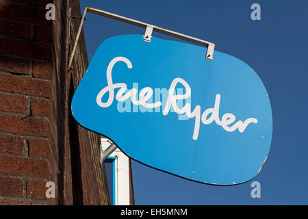 Cartello pubblicitario da appendere per un sue ryder carità shop, Twickenham, middlesex, Inghilterra Foto Stock