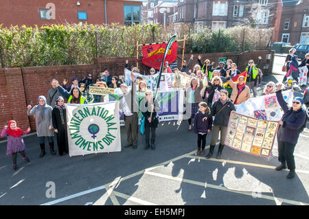 Exeter Devon, Regno Unito. Il 7 marzo 2015. La pace cammina arriva a Exeter moschea durante il cammino per la pace attraverso la città di Exeter per celebrare la Giornata internazionale della donna dell'7 marzo 2015 in Exeter Devon, UK Credit: Clive Chilvers/Alamy Live News Foto Stock