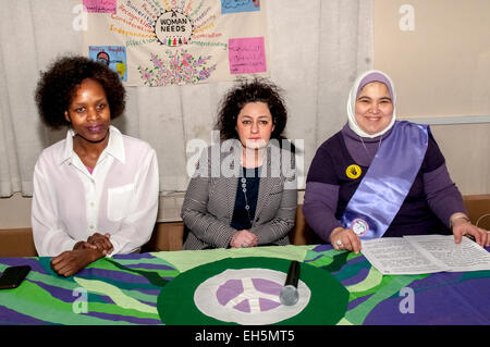 Exeter Devon, Regno Unito. Il 7 marzo 2015. Gli altoparlanti a Exeter moschea durante il cammino per la pace attraverso la città di Exeter per celebrare la Giornata internazionale della donna dell'7 marzo 2015 in Exeter Devon, UK Credit: Clive Chilvers/Alamy Live News Foto Stock