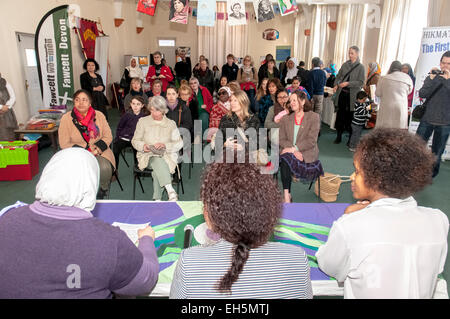 Exeter Devon, Regno Unito. Il 7 marzo 2015. Gli altoparlanti indirizzo pubblico alla moschea durante il cammino per la pace attraverso la città di Exeter per celebrare la Giornata internazionale della donna dell'7 marzo 2015 in Exeter Devon, UK Credit: Clive Chilvers/Alamy Live News Foto Stock