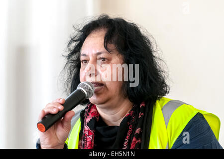 Exeter Devon, Regno Unito. Il 7 marzo 2015. Suaad George affronta il pubblico a Exeter moschea durante il cammino per la pace attraverso la città di Exeter per celebrare la Giornata internazionale della donna dell'7 marzo 2015 in Exeter Devon, UK Credit: Clive Chilvers/Alamy Live News Foto Stock