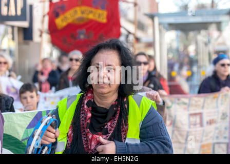 Exeter Devon, Regno Unito. Il 7 marzo 2015. Suaad George conduce il marzo durante il cammino per la pace attraverso la città di Exeter per celebrare la Giornata internazionale della donna dell'7 marzo 2015 in Exeter Devon, UK Credit: Clive Chilvers/Alamy Live News Foto Stock