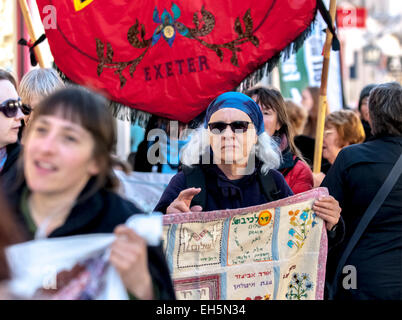 Exeter Devon, Regno Unito. Il 7 marzo 2015. Le donne in possesso di un banner durante il cammino per la pace attraverso la città di Exeter per celebrare la Giornata internazionale della donna dell'7 marzo 2015 in Exeter Devon, UK Credit: Clive Chilvers/Alamy Live News Foto Stock