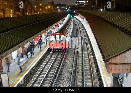 LONDON, Regno Unito - 04 febbraio: alta angolazione del treno sotterraneo in Baron's Court Station. Febbraio 04, 2015 a Londra. Foto Stock